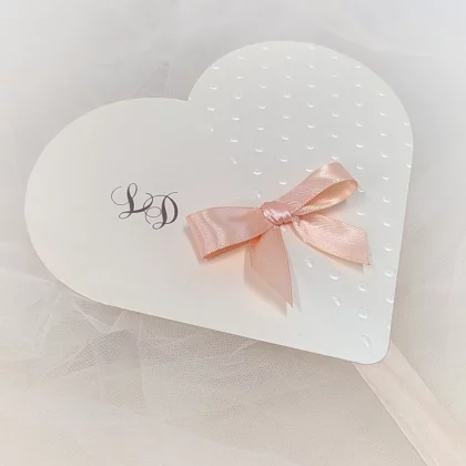 Ventaglio a forma di cuore per matrimonio in cartoncino perlato con pois in rilievo, personalizzato, con manico di legno e fiocchetto.