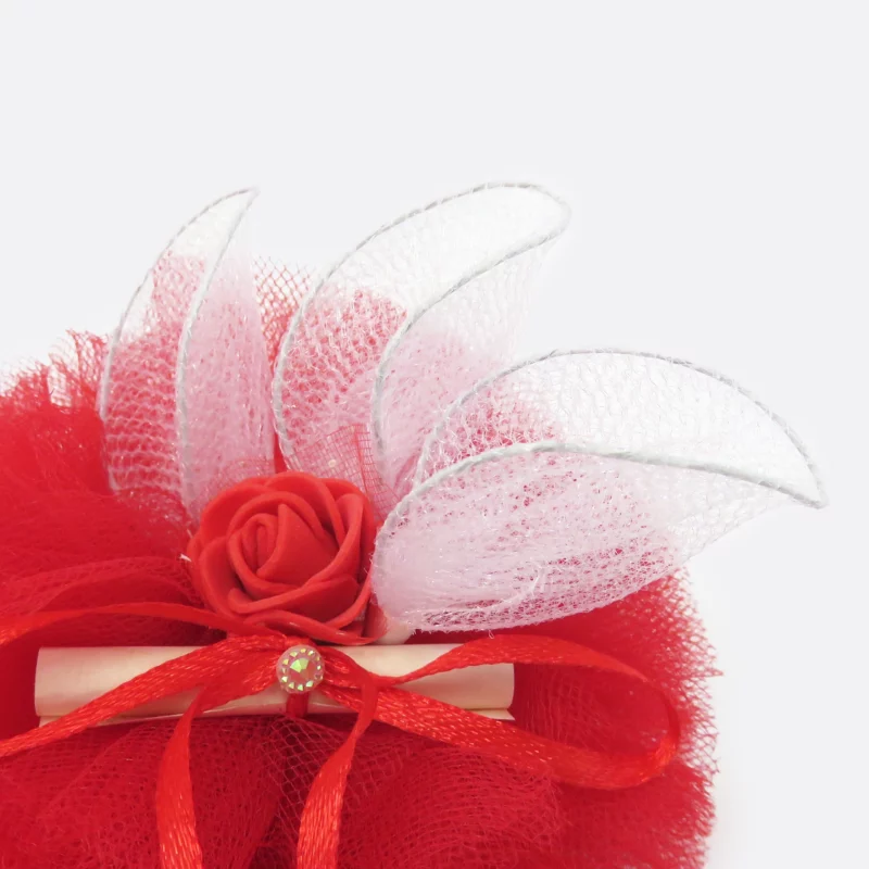 Portaconfetti per laurea fatto a mano a forma di pompon in tulle rosso con 3 racchette porta confetti, ideale per bomboniere homemade.