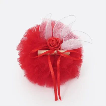 Portaconfetti per laurea fatto a mano a forma di pompon in tulle rosso con 3 racchette porta confetti, ideale per bomboniere homemade.