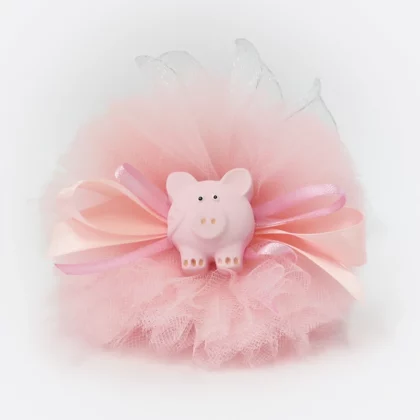 Portaconfetti realizzato a mano a forma di pompon in tulle rosa con simpatico maialino e 3 racchette porta confetti.