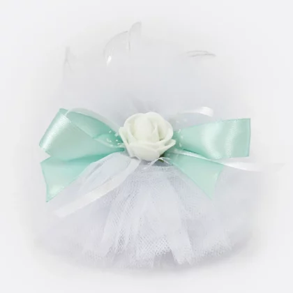 Portaconfetti realizzato a mano a forma di pompon in tulle bianco con tre racchette porta confetti