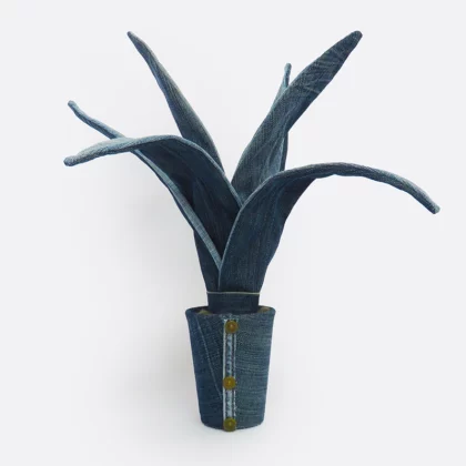 Pianta di Aloe fatta a mano in jeans, con vaso rivestito in tessuto.