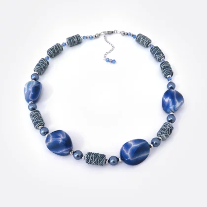 Collana realizzata con perle fatte a mano in jeans riciclato e perle dalle tonalità del blu e dell’azzurro.