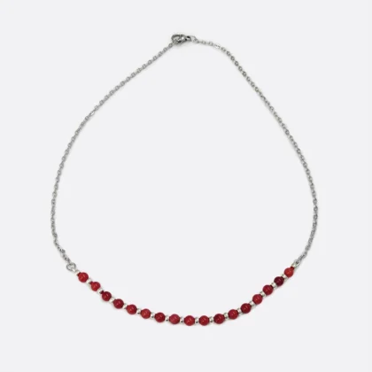 Collana girocollo con perline di corallo bambù rosso e perline argentate, su una catenina in acciaio inossidabile, chiusura a moschettone.